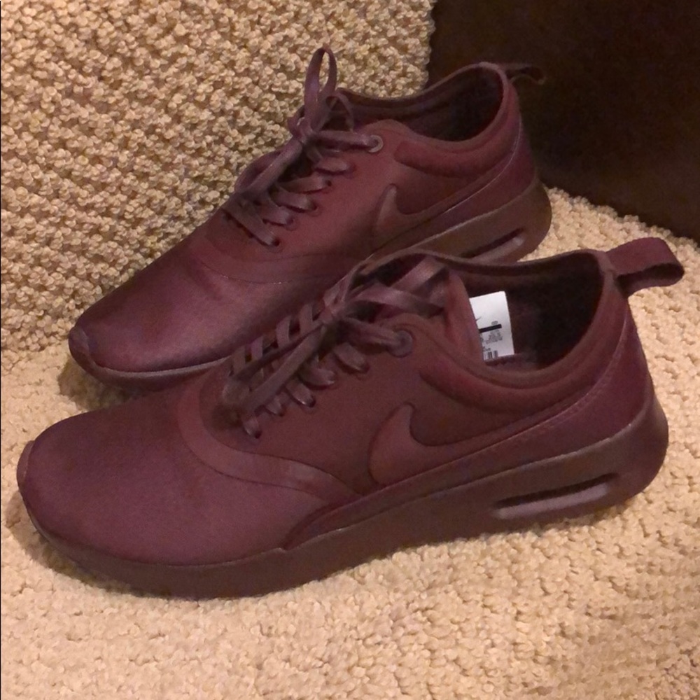 Nike Thea Burgandy. Size 6.5. Lightly worn.
